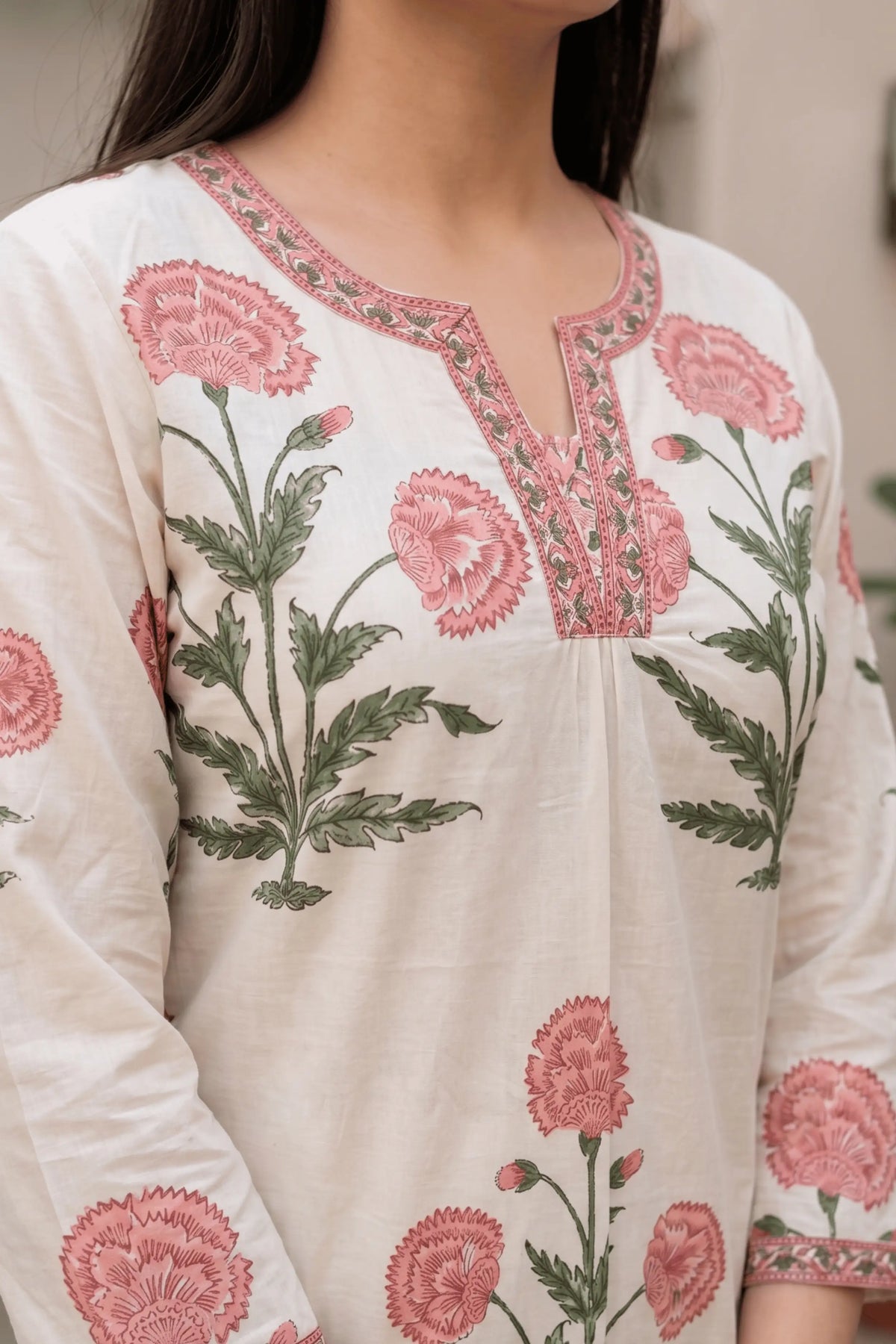 Peach V-neck Mughal Print Kurta Set (2pcs)