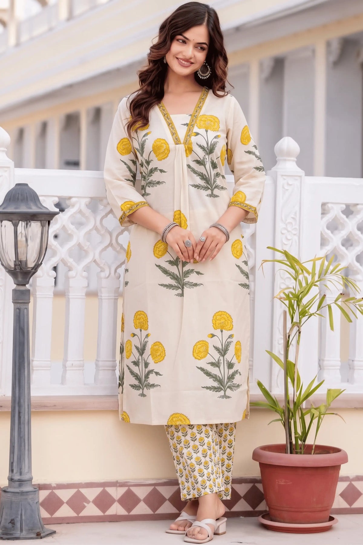 Yellow V-neck Mughal Print Kurta Set (2pcs)