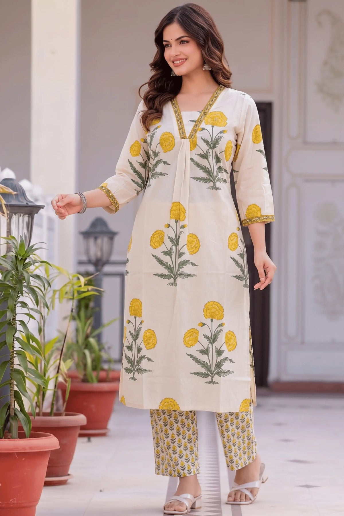 Yellow V-neck Mughal Print Kurta Set (2pcs)